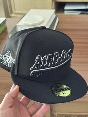 New Era Oakland Athletics Script Logo Black Fitted Hat Topperzstore Size 7 1/4 - Image 1 of 4