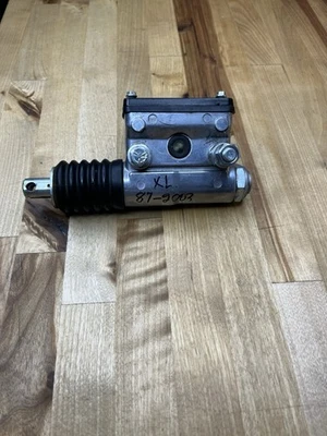 Cilindro maestro de freno trasero genuino Harley Davidson Sportster 1200 883 1988-2003 Foto 1 de 4