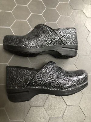 Tamancos femininos DANSKO preto metálico padrão círculo profissional UE 40 9 - Imagem 1 de 4