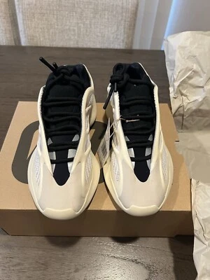 阿迪达斯Yeezy Boost 700 V3 Azael — 第 1/4 张图片