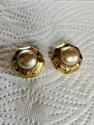 Chanel Vintage 1980er Jahre Kamelie Blume weißer Perlmutt Retro Clip Ohrringe - Bild 1 von 2