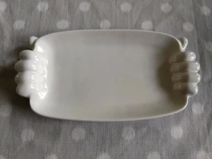 EICHE Keramik figurale Hände Keramik Kunst kleine Platte Butterplatte weiß Initialen - Bild 1 von 8