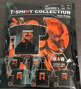 T-Shirt Spedizione Un Giorno Pokemon Center Originale Team Rocket 2025 L RAMDOM - Foto 1 di 6