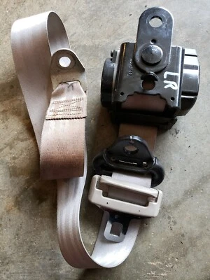 00 01 02 03 04 2002 CHRYSLER 300 М ЛЕВЫЙ ЗАДНИЙ РЕМЕНЬ БЕЗОПАСНОСТИ НАТЯЖИТЕЛЬ БЕЖЕВЫЙ - Изображение 1 из 4