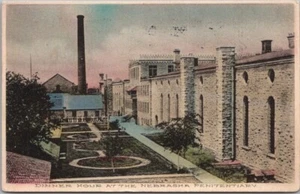Postal Lincoln, Nebraska 1910 PENITENCIARÍA ESTATAL ""Hora de la cena"" coloreada a mano - Imagen 1 de 2