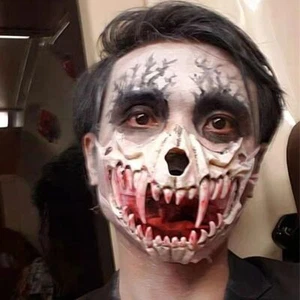 Halloween Long Teeth Mask Resin Bloody Skull Mask Creative Carnival - Picture 1 of 19