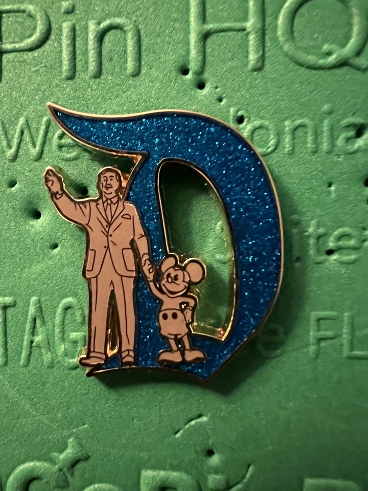 Llave de Disneyland D 70º ESTATUA DE SOCIOS Walt y Mickey Pin BRILLO DORADO  Foto 1 de 1