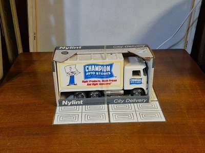 Camión de juguete Nylint Champion Auto Stores City Delivery Foto 1 de 3
