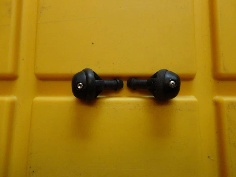 Nuevo par de boquillas para lavadora de parabrisas delantero Volvo 242 244 245 264 temprano Foto 1 de 1