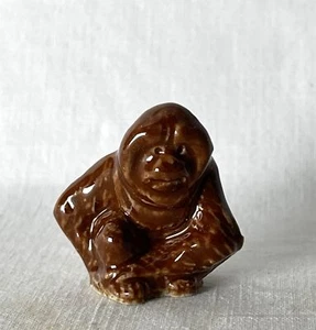 Adorno de porcelana vintage Wade Whimsies orangután gran mono marrón oscuro - Imagen 1 de 9