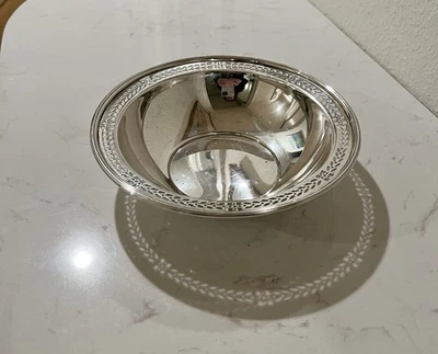 Tazón con borde perforado de plata esterlina Tiffany & Co. - Patrón 8626 - Borde de laurel Foto 1 de 4