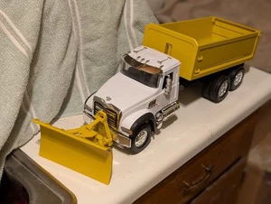 TOP QUALITY 22"L SHOVEL/HAULER BACK GATE OPENS SUN YELLOW NEW RAY NICE PRE-OWNED - Picture 1 of 24