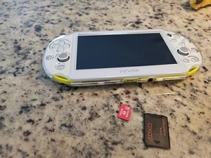 ps vita 2000 grün/weiß 128 Gb SD Karte Ladekabel sehr gepflegt schneller Versand - Bild 1 von 6