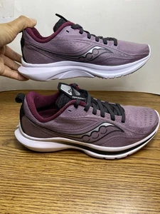 Zapatillas deportivas Saucony Kinvara 13 blancas moradas para mujer talla 7,5” - Imagen 1 de 11