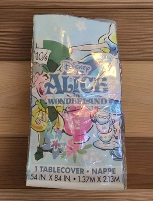 Mantel de plástico Alicia en el país de las maravillas, pancarta, tazas y platillos de papel vintage Foto 1 de 4