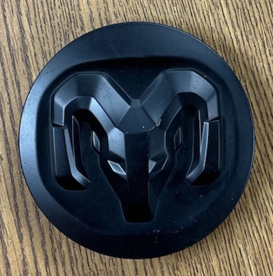 Tampa central preta 3/4" Dodge Ram 2500, 3500 SRW #5RK12RXFAA única - Imagem 1 de 1