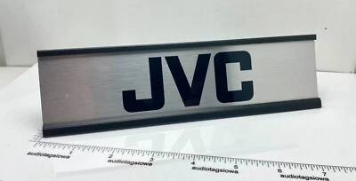 Letrero de escritorio estéreo JVC - aluminio plateado personalizado Foto 1 de 4