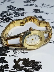 ADVANTAGE WATCH Women's Gold Tone MOP Dial Bracelet Style Gorgeous Quality - Picture 1 of 9