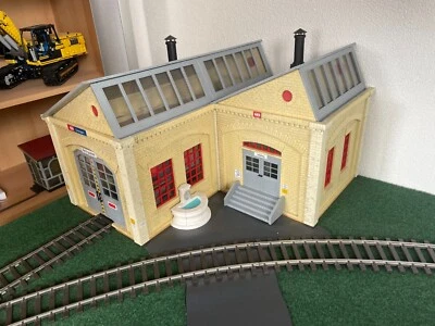 Lokschuppen PIKO 63003 "Göpplingen" Spur 1 mit Torantrieb und Beleuchtung - Bild 1 von 4