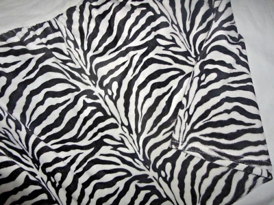 FALDA DE CAMA DOBLE PESADA CON VOLANTES DE CEBRA IMITACIÓN PIEL BLANCA Y NEGRA COSTA DEL PACÍFICO 16"  Foto 1 de 4