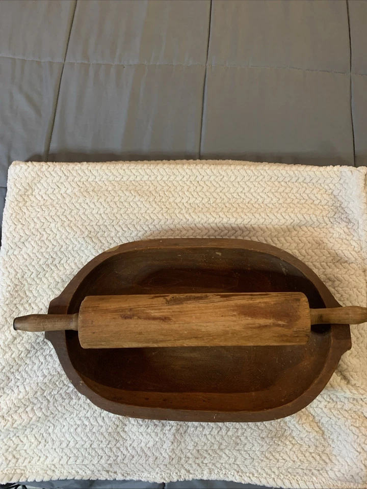 Antiguo cuenco de masa de madera con rodillo gigante antiguo Foto 1 de 4