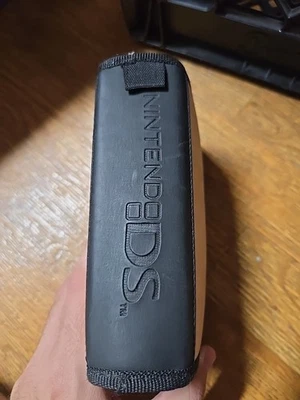 Funda blanda de viaje oficial Nintendo DS lite rosa con ranuras para juegos Foto 1 de 4