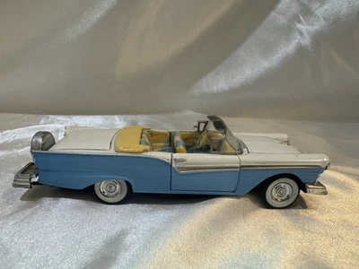 1998 Road Champs 1957 Ford Fairlane 500 1/43 Classic 50's dois tons azul/branco - Imagem 1 de 4