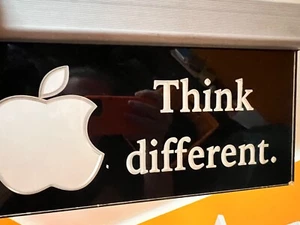 Seltene APPLE Werbung THINK DIFFERENT 90er Jahre Original Leuchtreklame - Bild 1 von 8