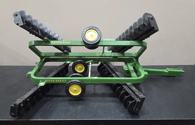 Винтажная литая сельскохозяйственная игрушка диск Power-Flex 1:16 ERTL John Deere 220 - Изображение 1 из 4