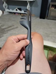 TUPPERWARE SPAGHETTI Pasta SALAD TONGS Black Cooking Serving Utensil Kitchen - Picture 1 of 4