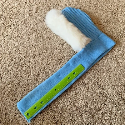 Capucha de punto acrílico azul claro vintage con bufanda de piel sintética blanca sombrero calentador de cuello Foto 1 de 4