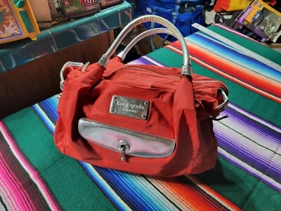 Cartera de cuero Kate Spade New York roja de nailon astilla Foto 1 de 4