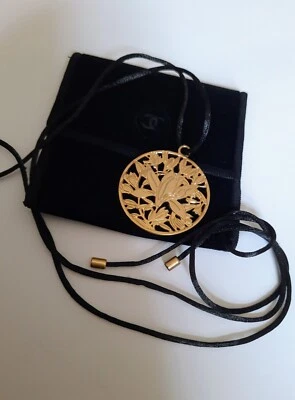 Collier Sautoir SUBLIMAGE CHANEL Médaille Dorée sur Cordon Noir + Échantillon  - Photo 1/4