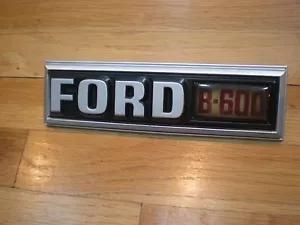 Nuevo de lote antiguo 1985 Ford B600 emblema guardabarros delantero E5Hz-16720-F - Imagen 1 de 3