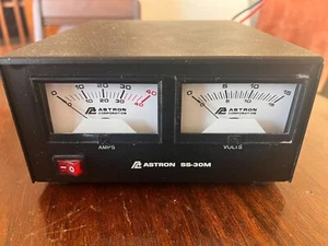 ASTRON SS-30M DUAL METER 13.8VDC 30AMP SWITCHING POWER SUPPLY - Zdjęcie 1 z 3