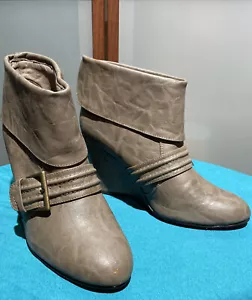 Womens Vegan Leather New Look Cuffed Ankle Wedge Boots Booties Size US 8 UK 39 - Picture 1 of 13