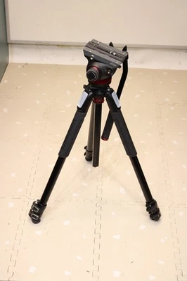Cabezal de video Manfrotto 502AH y kit de trípode de aluminio MT055XPRO3 Foto 1 de 4