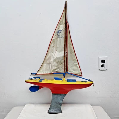 De colección Thomas Toy Pond Yate Velero Barco Años 50 Newark Nueva Jersey Plástico Duro Foto 1 de 4