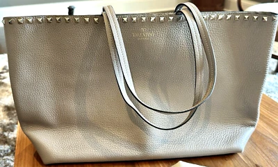 Bolso de Mano Vintage Valentino Garavani Gris Cuero Guijarro con Acentos de Tachuelas de Metal Foto 1 de 4