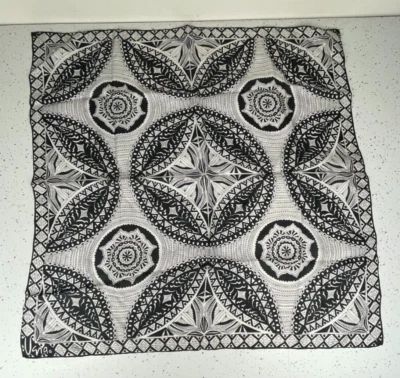 Bufanda Vera cuadrada negra blanca seda rayón enrollada a mano hecha en Japón Foto 1 de 4