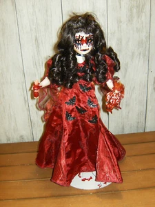 Poupée effrayante 15" tête tenant le sang avec support Halloween - Photo 1/17