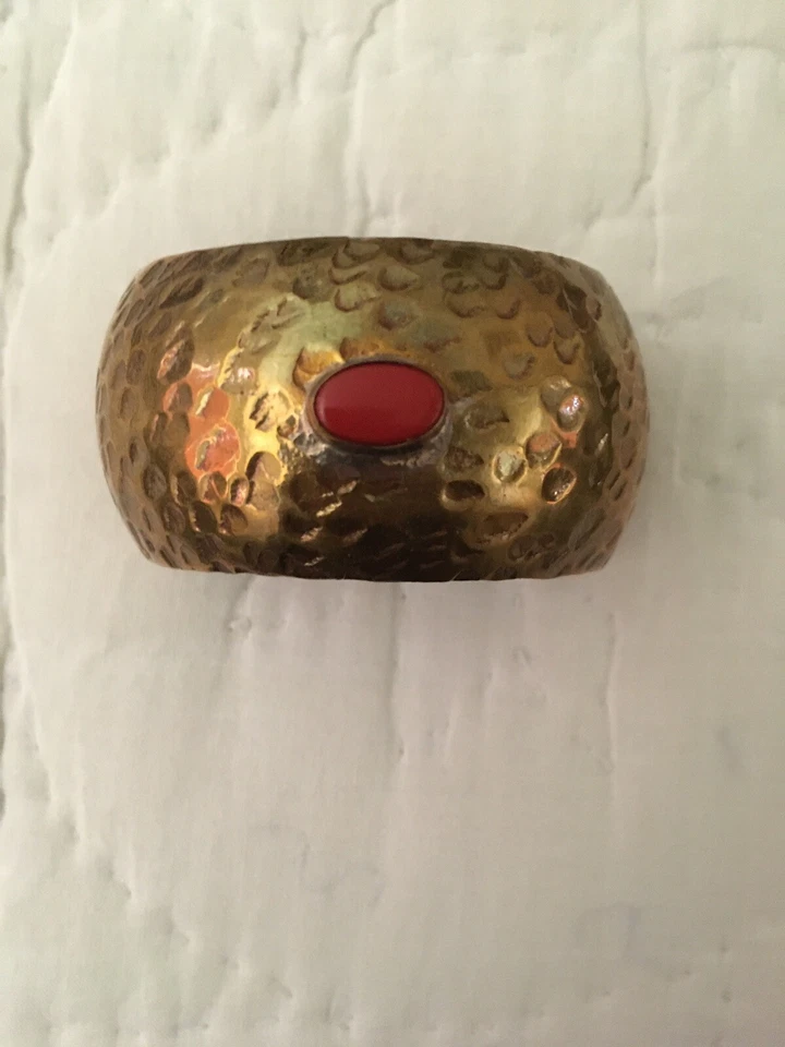 Brazalete de cobre martillado con coral Foto 1 de 4