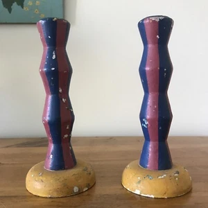 Antiker schwedischer primitiver polychrom bemalter Kerzenständer aus Holz - Bild 1 von 5