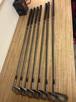 Juego de hierros KTour Plus - 4-PW todavía en excelente estado con varillas de grafito. Derecha Foto 1 de 4