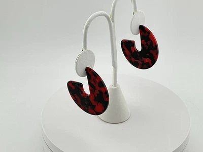 Pendientes llamativos de acrílico rojo y negro | Aros abstractos modernos (E316) Foto 1 de 2