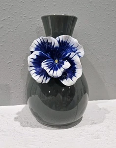Vaso in ceramica grigio antropologia con eccezionale fiore 3D blu e bianco 8" - Foto 1 di 9