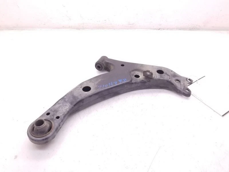96-02 TOYOTA COROLLA BRAZO DE CONTROL INFERIOR LADO PASAJERO DELANTERO DERECHO  Foto 1 de 4