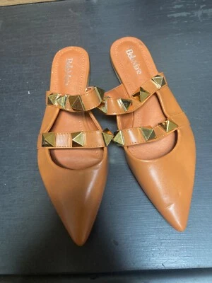 Zapatos sin cordones Bella Marie bronceados puntiagudos con adorno dorado talla 9 Foto 1 de 4