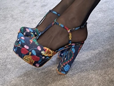 IRON FIST - Zapatos de plataforma y tacón alto floral azul marino y multicolor Reino Unido 9 nuevos en caja Foto 1 de 4