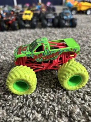 Camión de invasión Zombie Spin Master Monster Jam BLUE THUNDER 1:64 BKT, USADO Foto 1 de 4